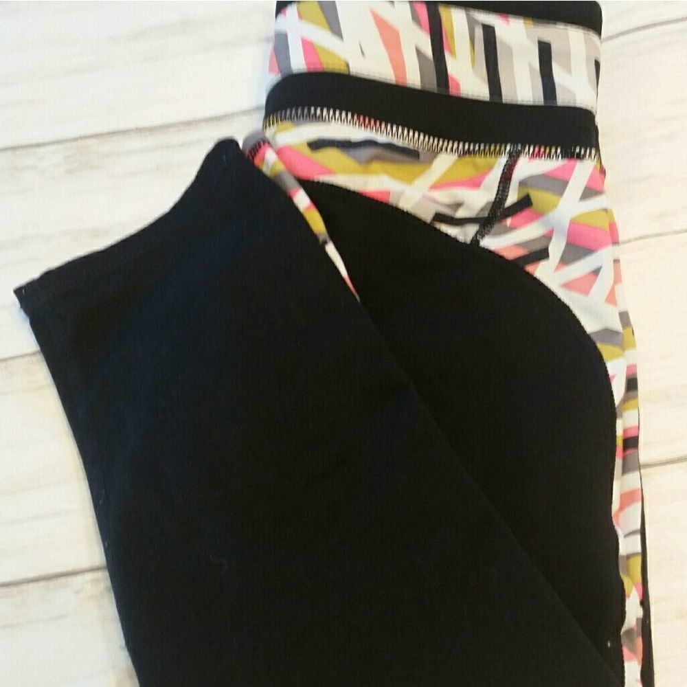 Fabletics Xs Black Workout Capris leggings